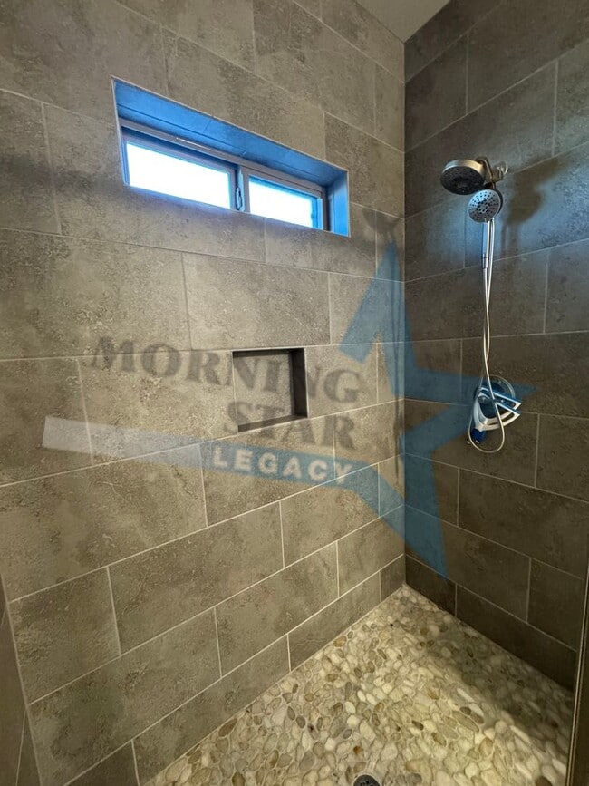 Building Photo - Newer home in desirable Metro area!