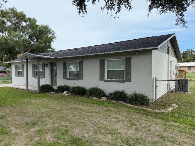 Primary Photo - 3 bedroom home for rent on 1/2 acre!