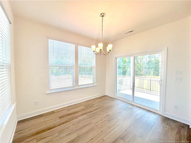 Building Photo - 282 Creekhaven Dr
