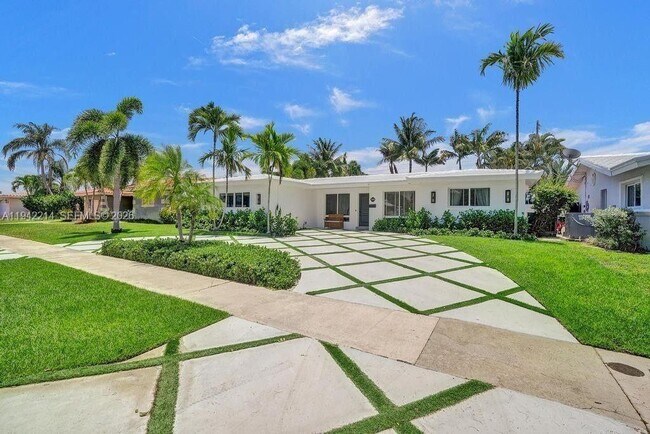 Building Photo - 2080 NE 65th St