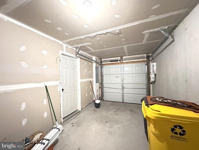 Building Photo - 920 Hopkins Cor