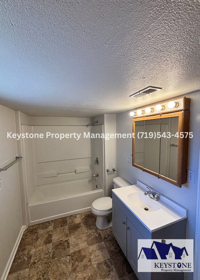 Building Photo - PRICE REDUCED!  Near Parkview Hospital 3 Bed, 1 Bath Home W/D, Dishwasher Included $1500/$1500