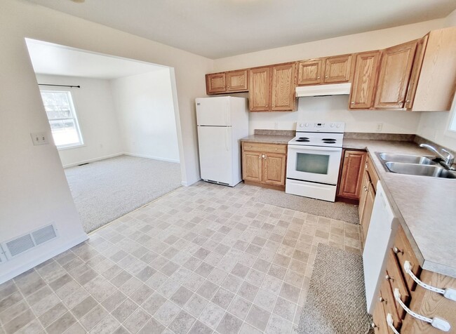 Building Photo - 2 Bed / 1-1/2 Bath Townhome