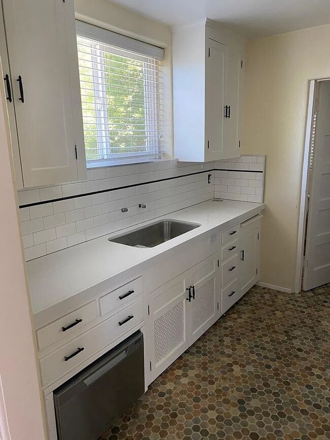 Building Photo - Spacious Studio aand 1-bedroom Apartments in Mission Hills – Prime Location!