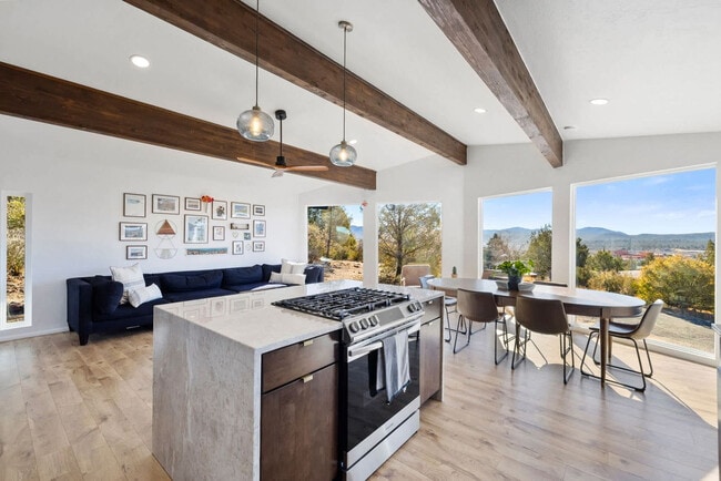 Building Photo - 828 Black Dr