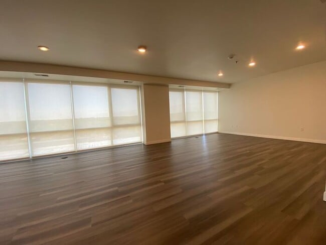 Building Photo - $2,575 | 1 Bedroom, 2 Bathroom Condo | Pet...