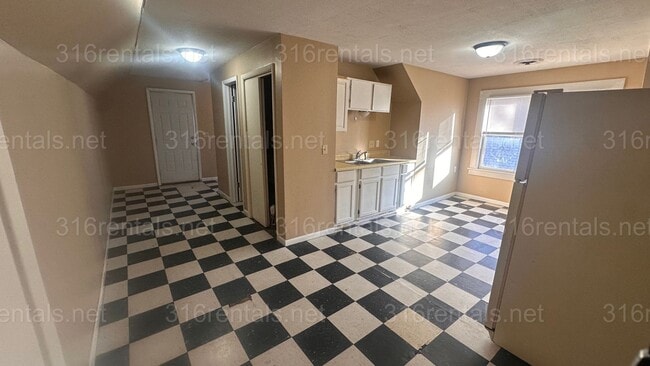 Building Photo - $695 - 2 bed 1 bath - Multi Family Home