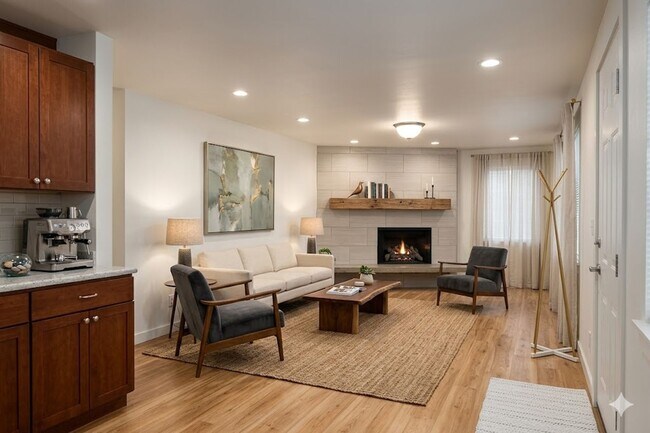 Interior Photo - 2501 Thorndyke Ave W