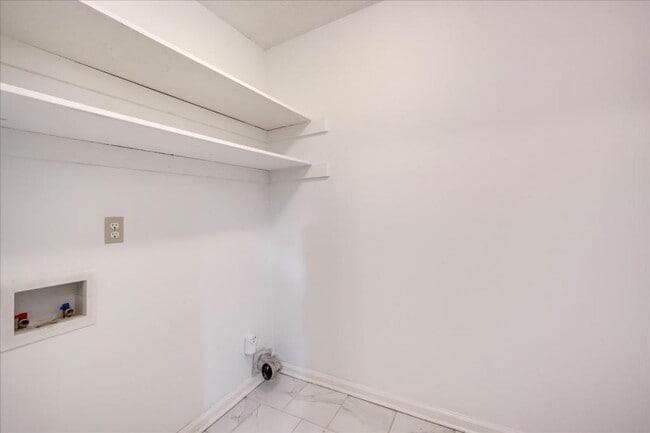 Building Photo - 3128 Vlg W Dr