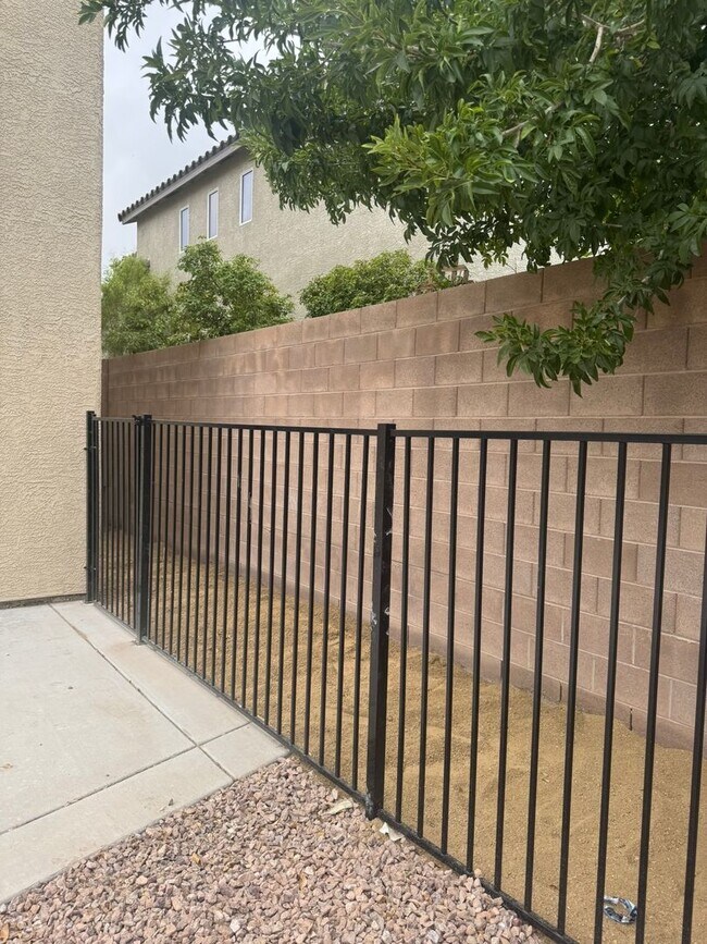 Building Photo - Must see 4 bedroom 2.5 baths home with NEW...