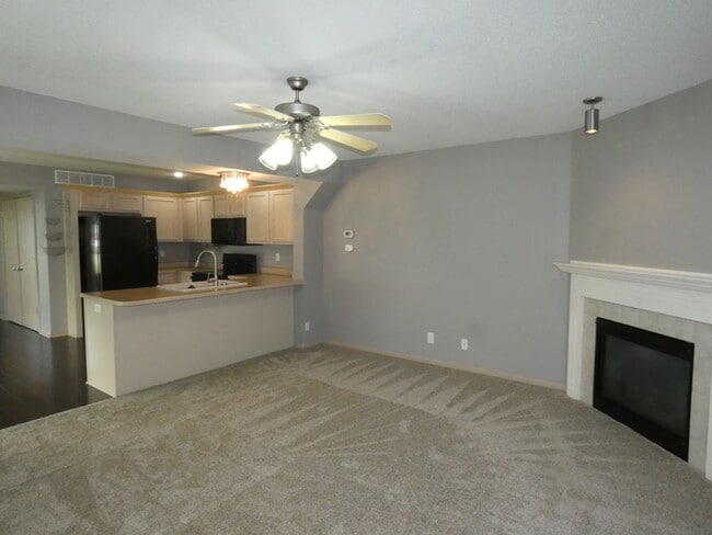 Building Photo - Renewed Townhome-4454 NE 83rd-Northland, K...