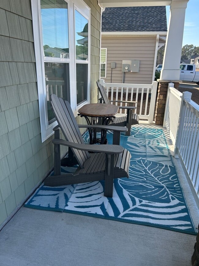 Building Photo - Lovely Furnished 3 bd/ 2 ba home