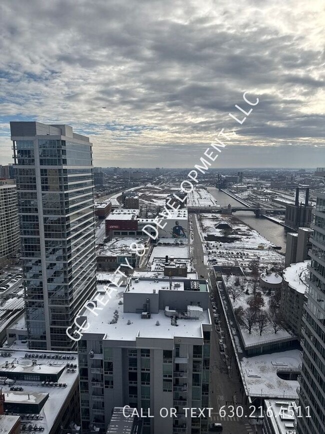 Building Photo - 701 S Wells St