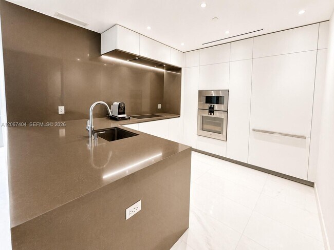 Building Photo - 300 Biscayne Blvd Way