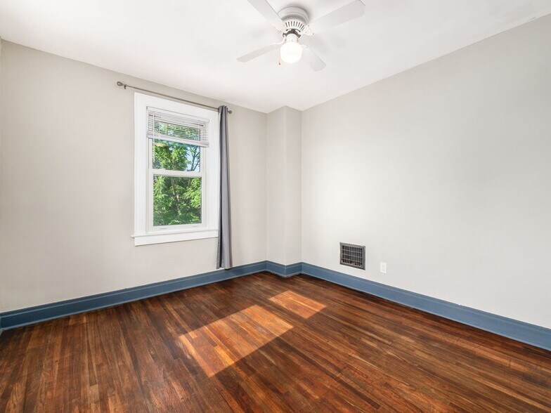 Building Photo - 211 E Jenkins Ave