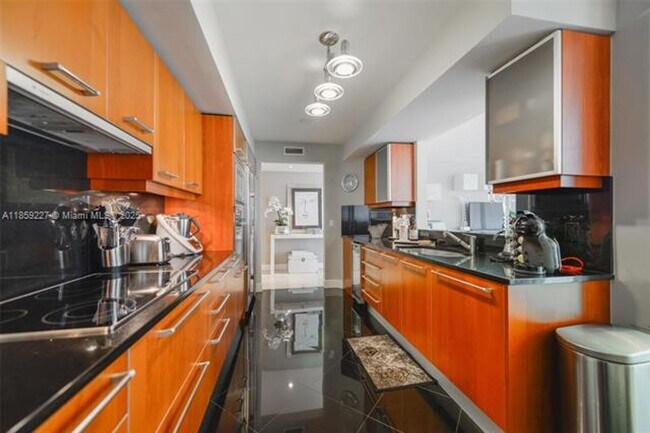 Building Photo - 1331 Brickell Bay Dr
