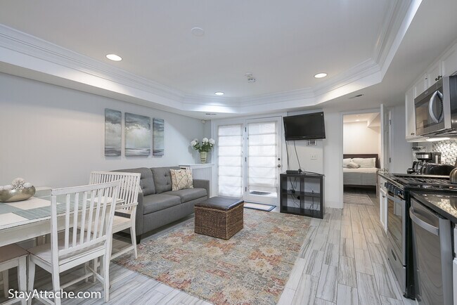 Building Photo - 2027 O Street NW Unit 1