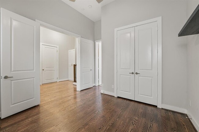 Building Photo - 5815 E Post Oak Ln