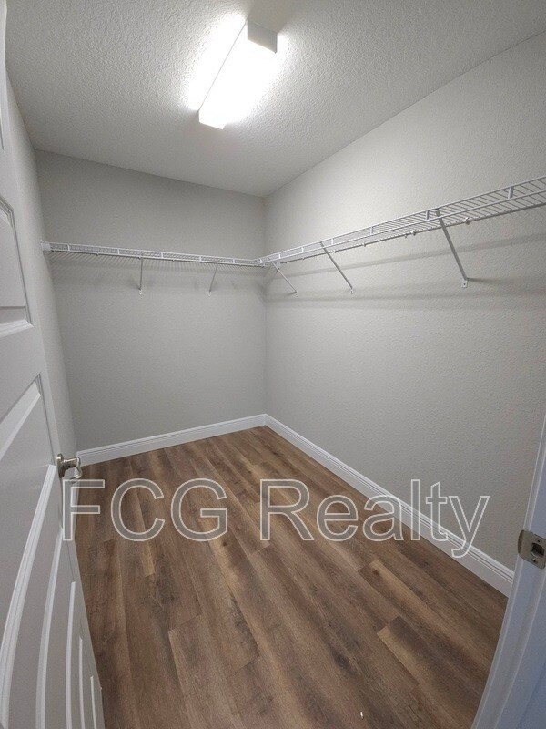 Building Photo - 10 Pine Cir Way