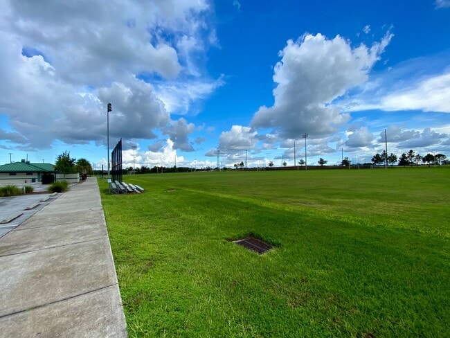 Building Photo - Beautiful Home for rent in Poinciana - 4 bed 2.5 bath plus large bonus room
