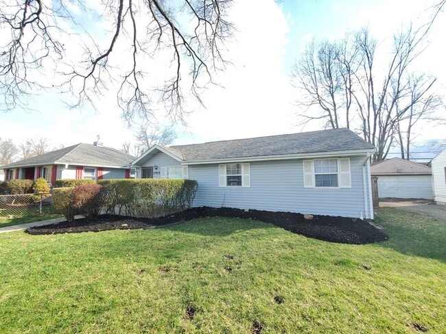 Building Photo - 1915 Little Ave