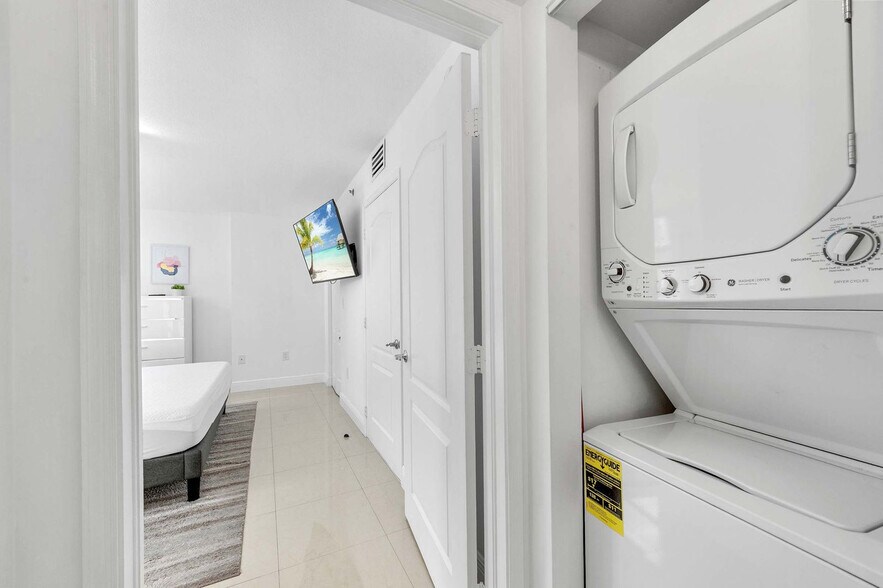 Building Photo - 1200 Brickell Bay Dr