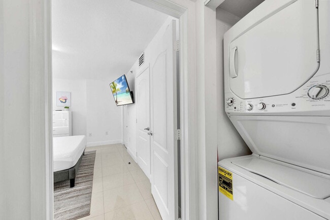 Building Photo - 1 SE 12th St