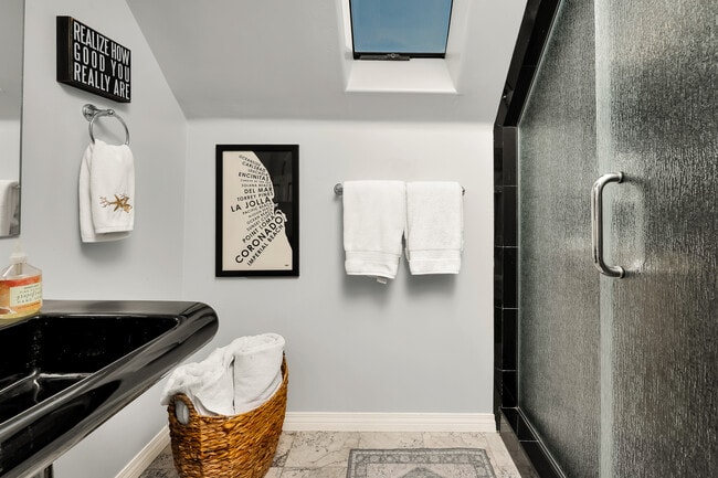 Building Photo - 2949 Ocean Front Walk