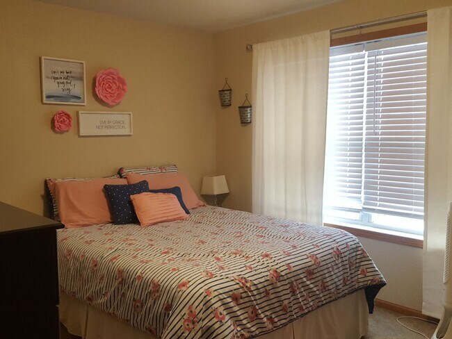 Building Photo - Now leasing for May 2026! FOUR BEDROOM AND FOUR BATH TOWNHOME