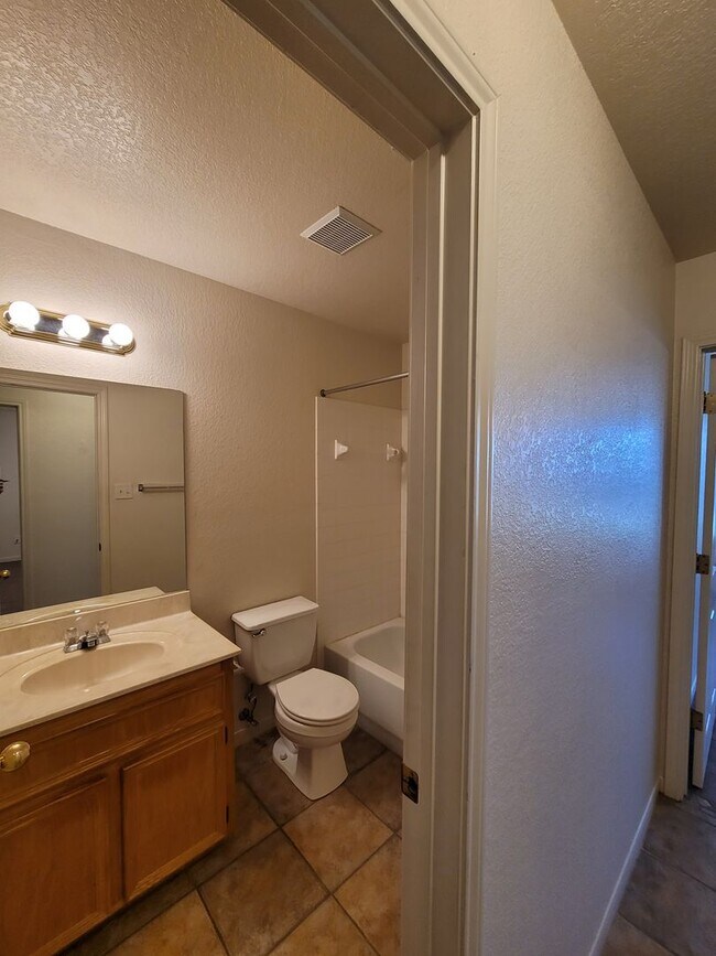 Building Photo - 3601 Dustin Ct