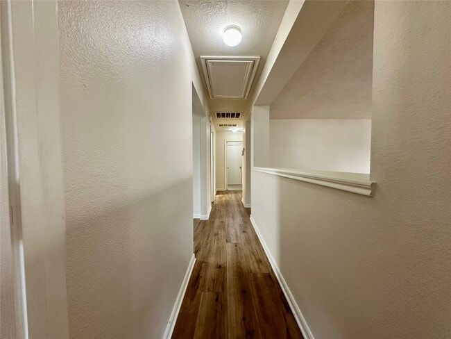Building Photo - 20515 Hillsdale Park Dr