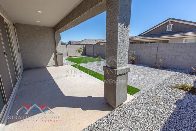 Building Photo - 15243 W Latham St