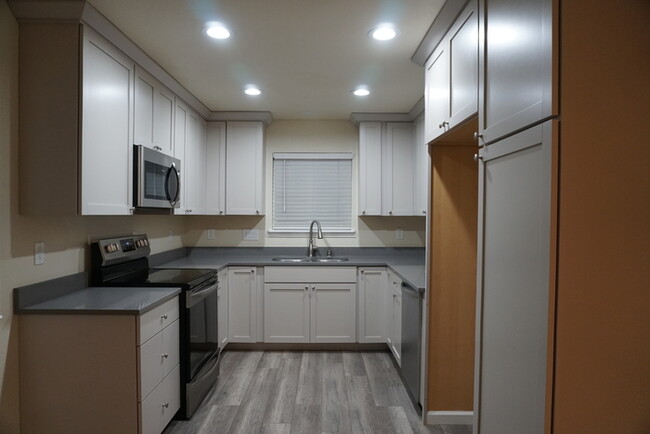 Building Photo - Beautifully remodeled halfplex in desirabl...