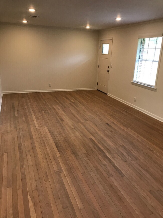 Building Photo - Beautiful home in quiet neighborhood