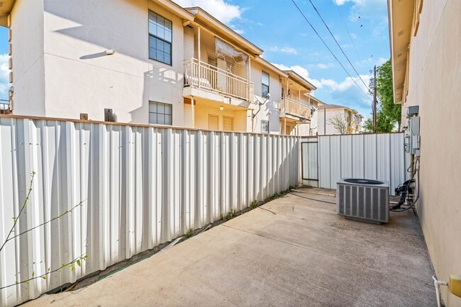 Building Photo - 113 Ramon Cardenas Dr