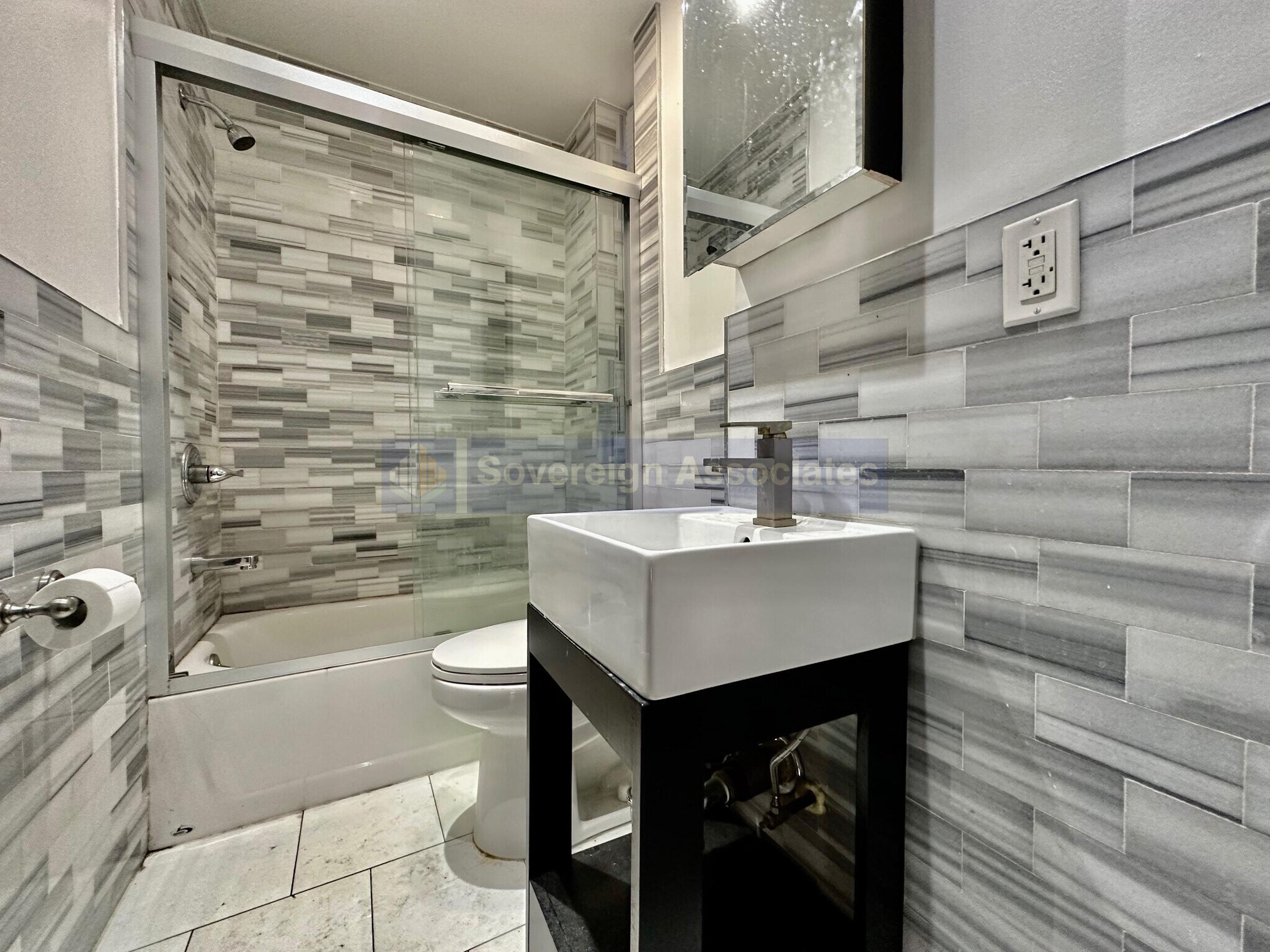 Building Photo - 216 W 108th St