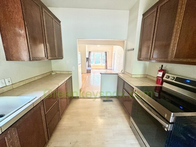 Building Photo - 3-Bedroom, 2-Bathroom House with Attached ...