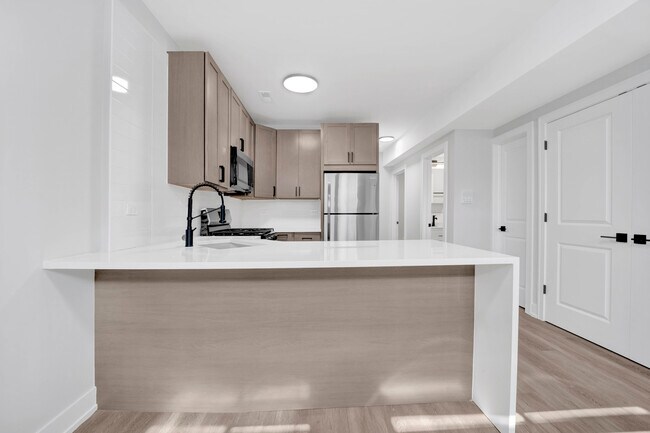 Building Photo - 2142 S Fairfield Ave