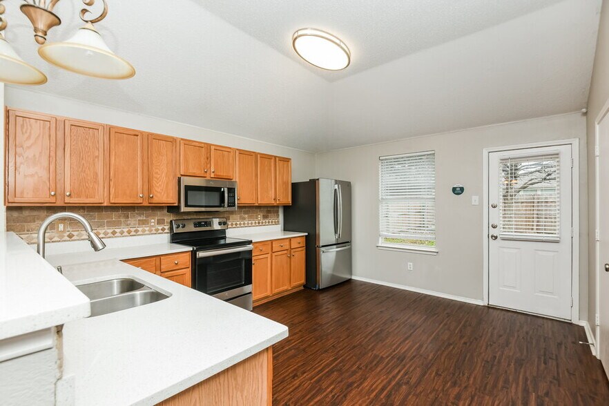 Building Photo - 3500 Lasso Rd