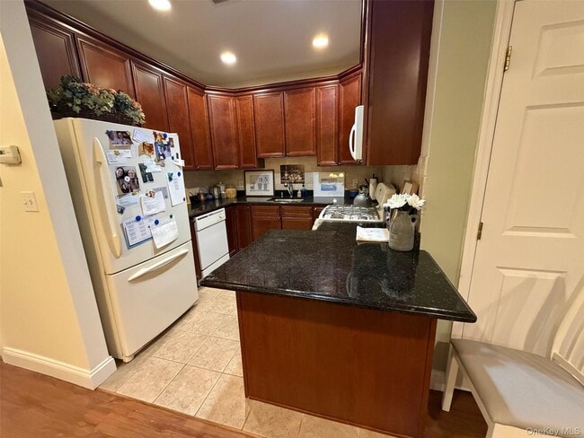 Building Photo - 117 Pond View Dr