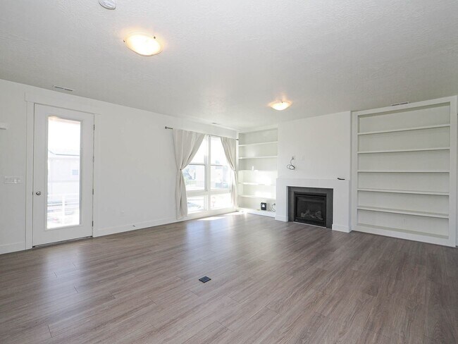 Building Photo - 3 Bedroom, 2.5 Bathroom in South Jordan