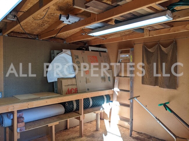 Building Photo - 557 S Race St