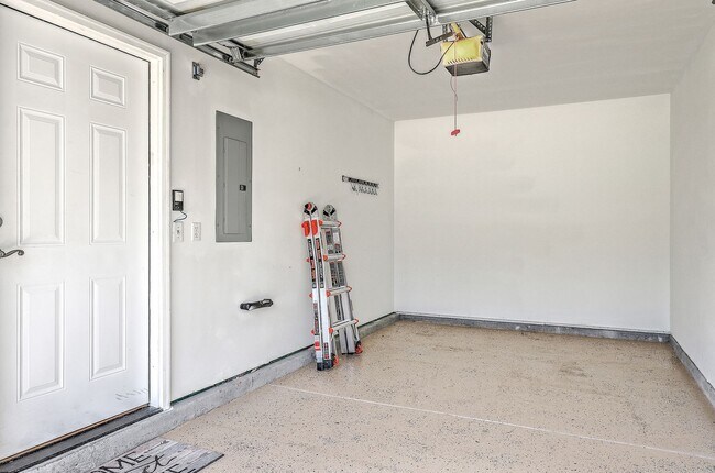 Building Photo - Charming 3-Bedroom Townhome in Summer Wood...