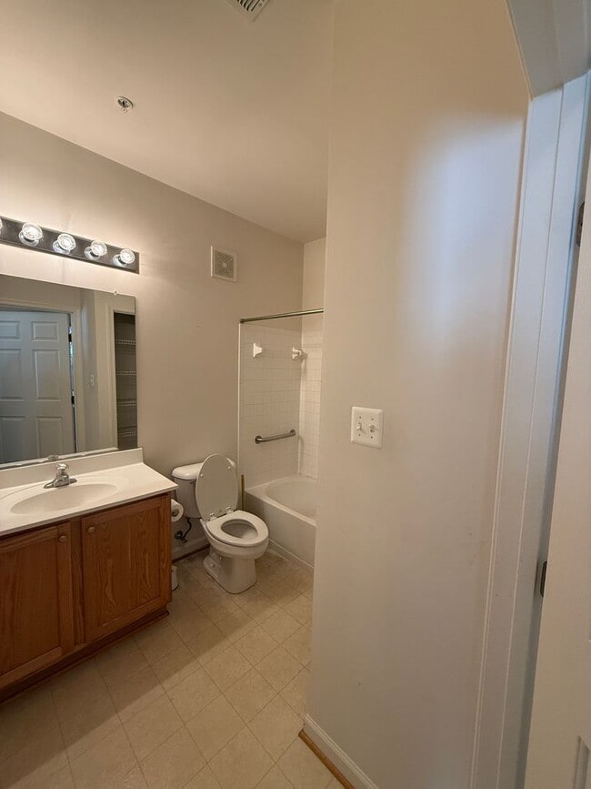 Building Photo - Two Bedroom Condo in Ballenger Creek!