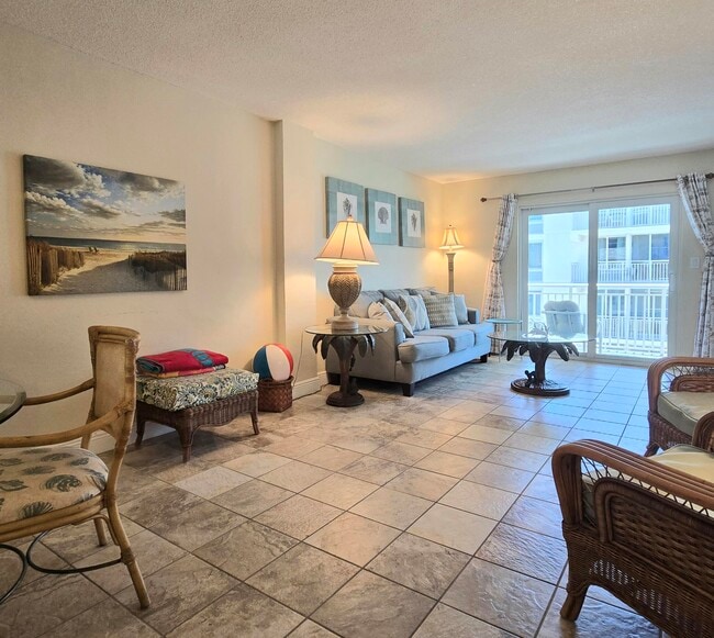 Building Photo - 1161 Hillsboro Mile