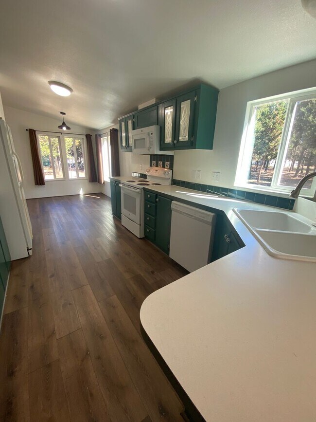 Building Photo - ? Cozy Charm on Almost an Acre in La Pine ?
