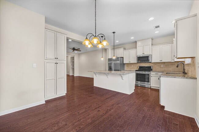 Building Photo - Your Next Home Awaits! 3BR Townhome with G...