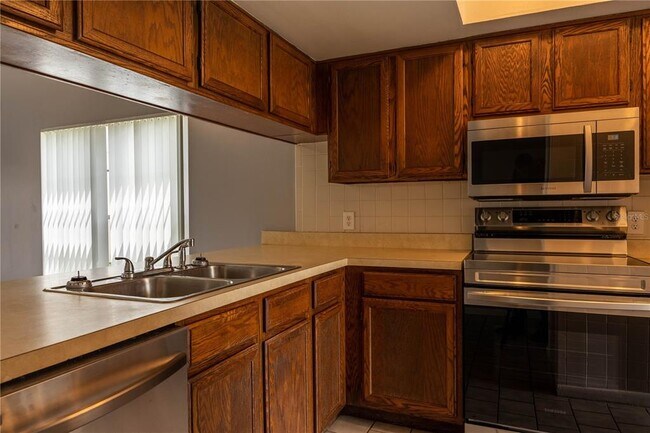 Building Photo - 8273 Cascade Oaks Dr