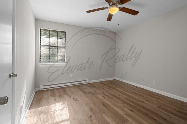 Building Photo - On Special: Two Bedroom Duplex in Hermitage!