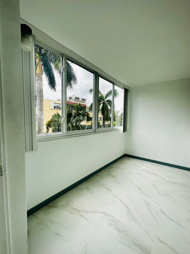 Building Photo - 1333 E Hallandale Beach Blvd